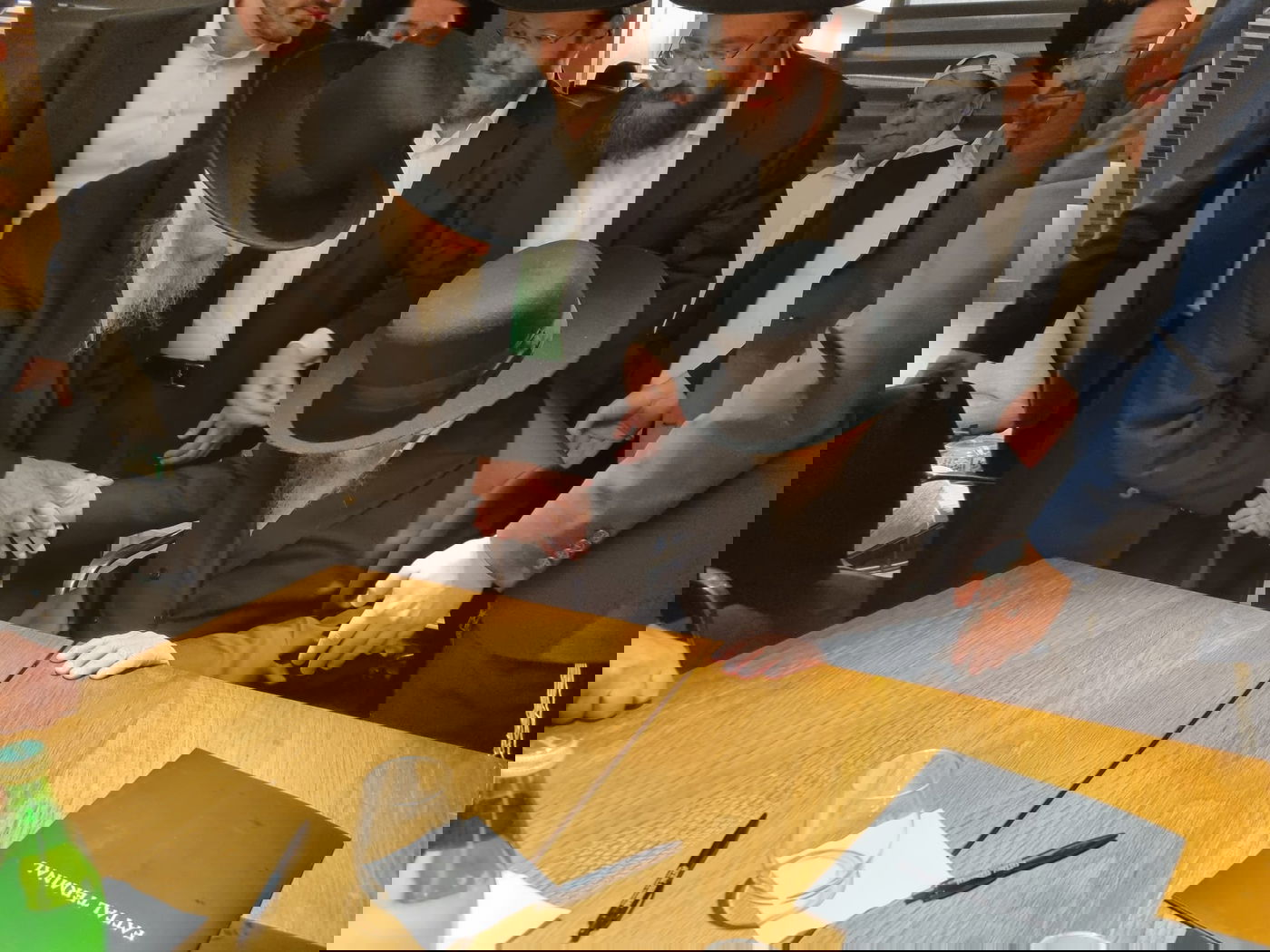 היסטוריה חרדית | גדולי ישראל בראשות הגר"ד לנדו יצאו למסע הקמת קרן עולם התורה