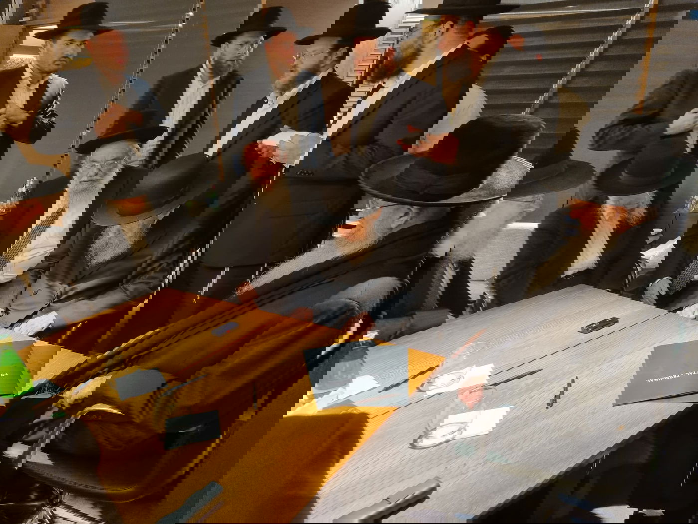 היסטוריה חרדית | גדולי ישראל בראשות הגר"ד לנדו יצאו למסע הקמת קרן עולם התורה