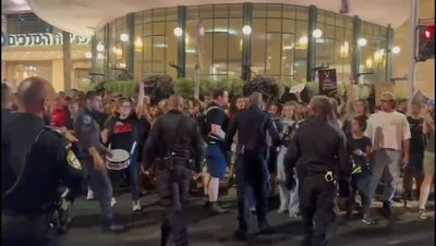 מפגינים למען שחרור החטופים חסמו כביש והתעמתו עם שוטרים