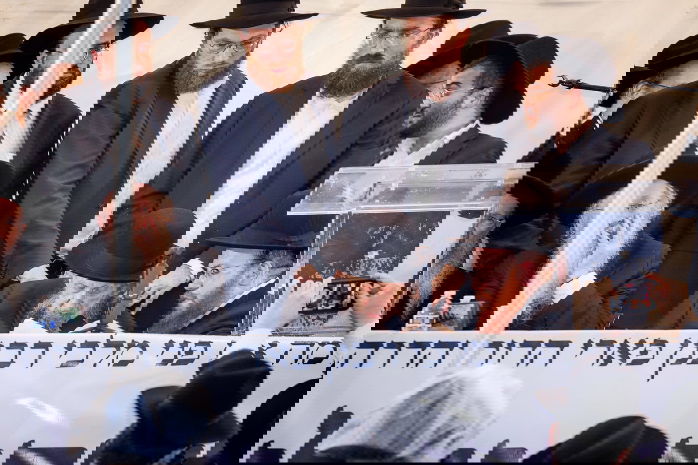 עוצמה אדירה בליקווד: רבבות קיבלו בהתרגשות את פני גדולי ישראל וראשי הישיבות | תיעוד