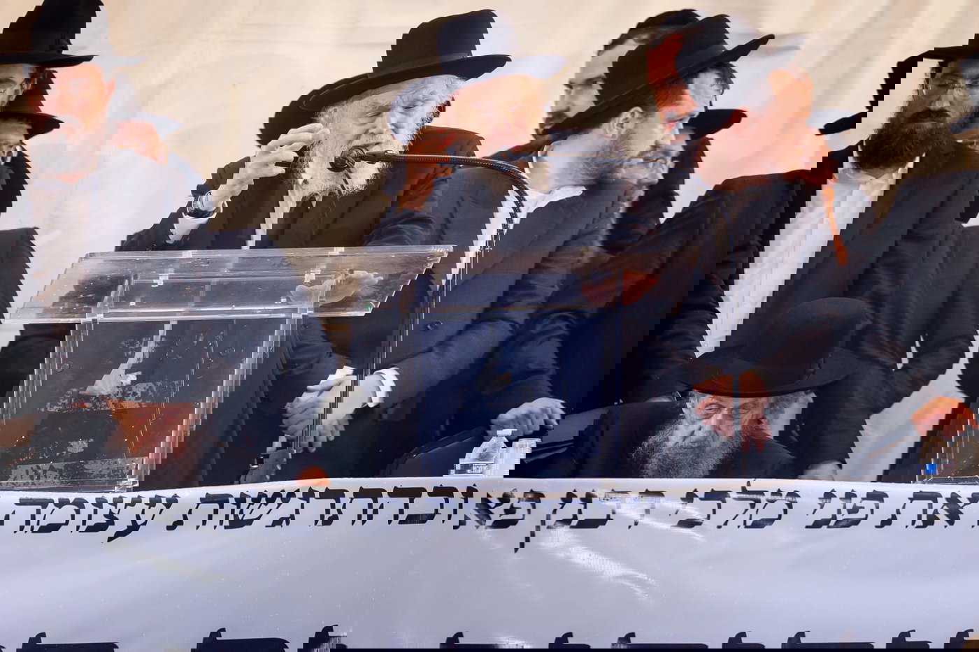 עוצמה אדירה בליקווד: רבבות קיבלו בהתרגשות את פני גדולי ישראל וראשי הישיבות | תיעוד