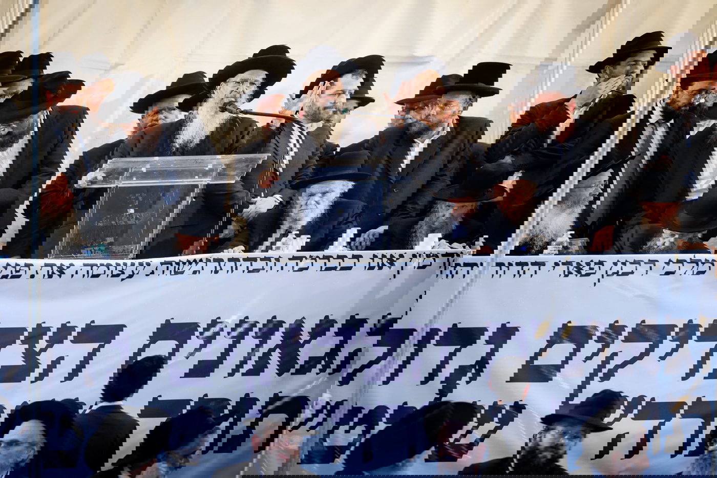 עוצמה אדירה בליקווד: רבבות קיבלו בהתרגשות את פני גדולי ישראל וראשי הישיבות | תיעוד