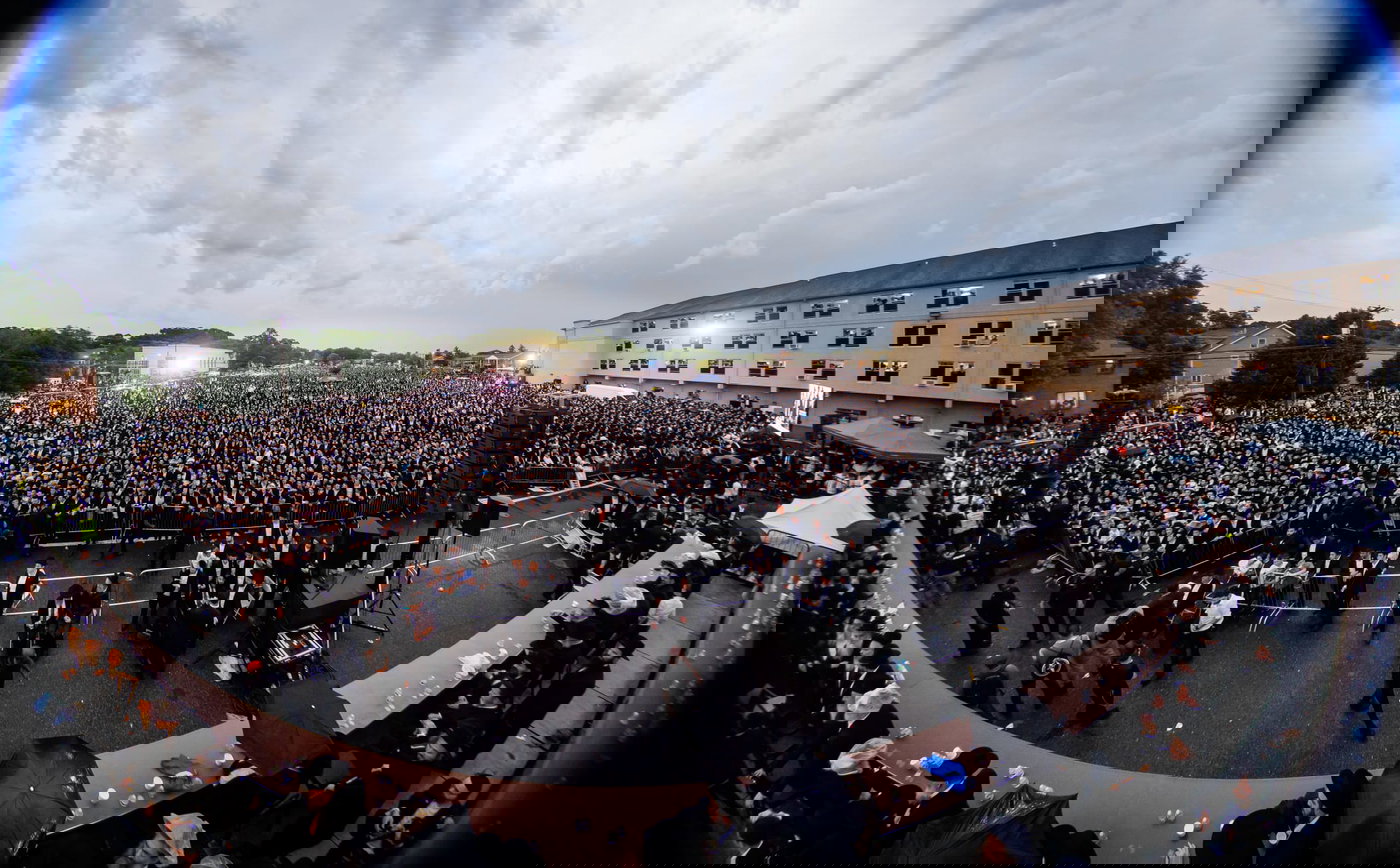 עוצמה אדירה בליקווד: רבבות קיבלו בהתרגשות את פני גדולי ישראל וראשי הישיבות | תיעוד