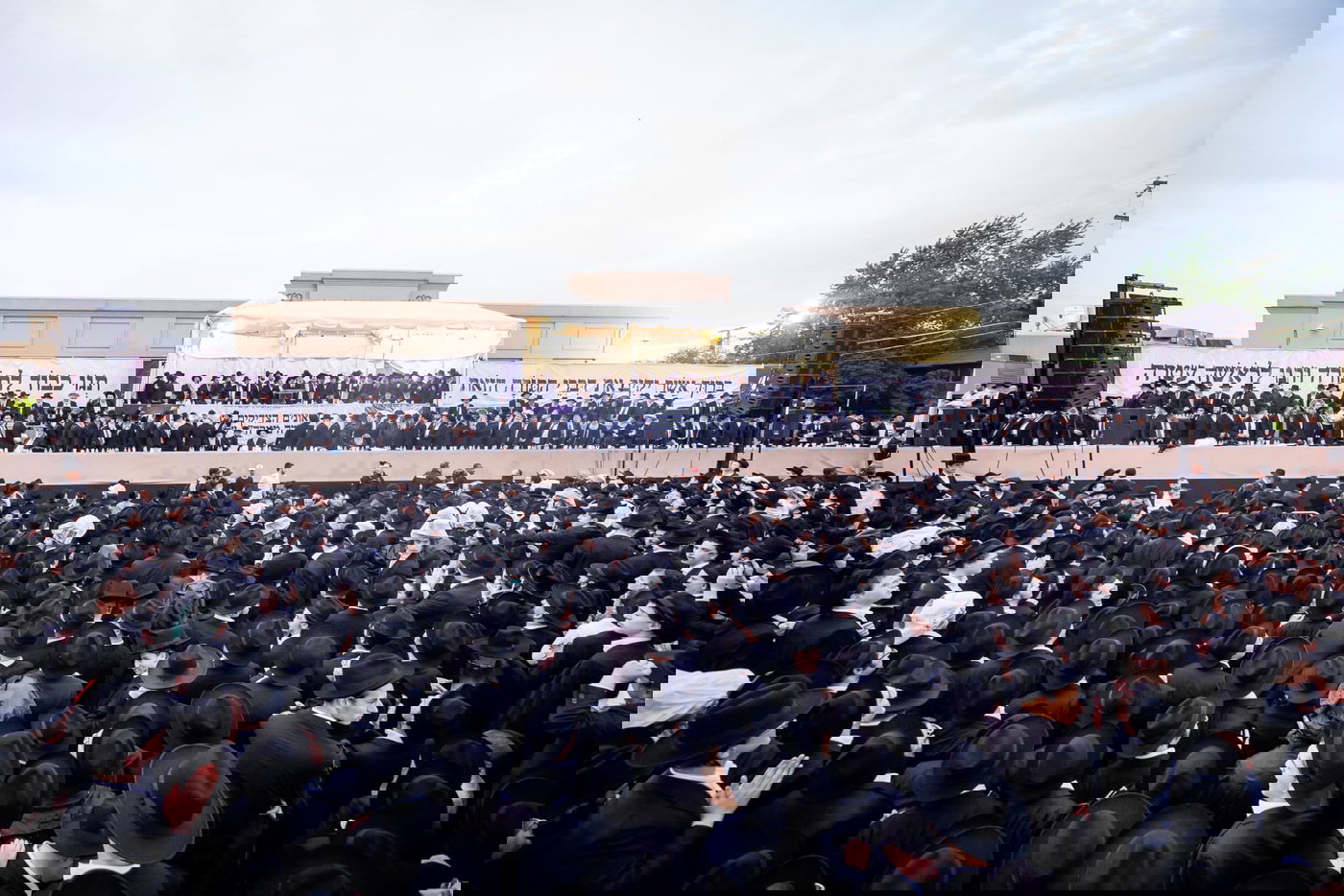 עוצמה אדירה בליקווד: רבבות קיבלו בהתרגשות את פני גדולי ישראל וראשי הישיבות | תיעוד