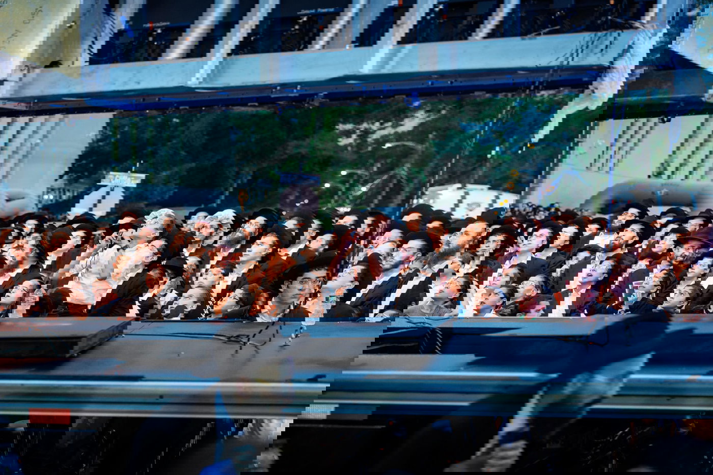 עוצמה אדירה בליקווד: רבבות קיבלו בהתרגשות את פני גדולי ישראל וראשי הישיבות | תיעוד