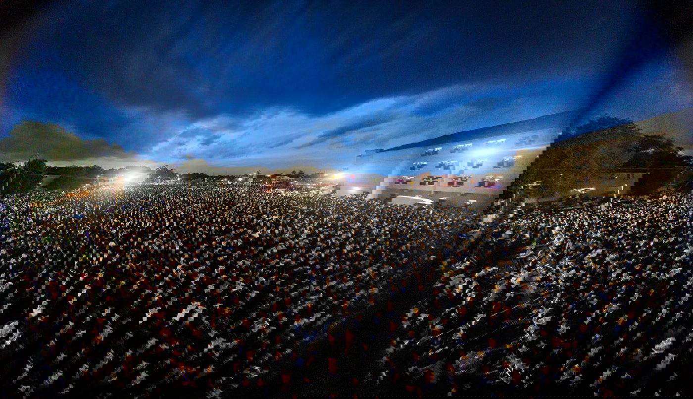 עוצמה אדירה בליקווד: רבבות קיבלו בהתרגשות את פני גדולי ישראל וראשי הישיבות | תיעוד