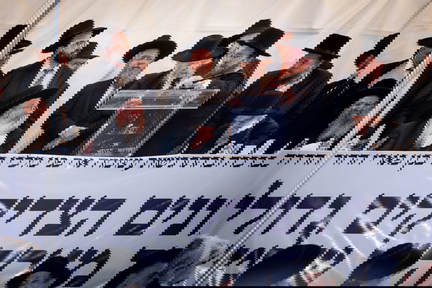 עוצמה אדירה בליקווד: רבבות קיבלו בהתרגשות את פני גדולי ישראל וראשי הישיבות | תיעוד