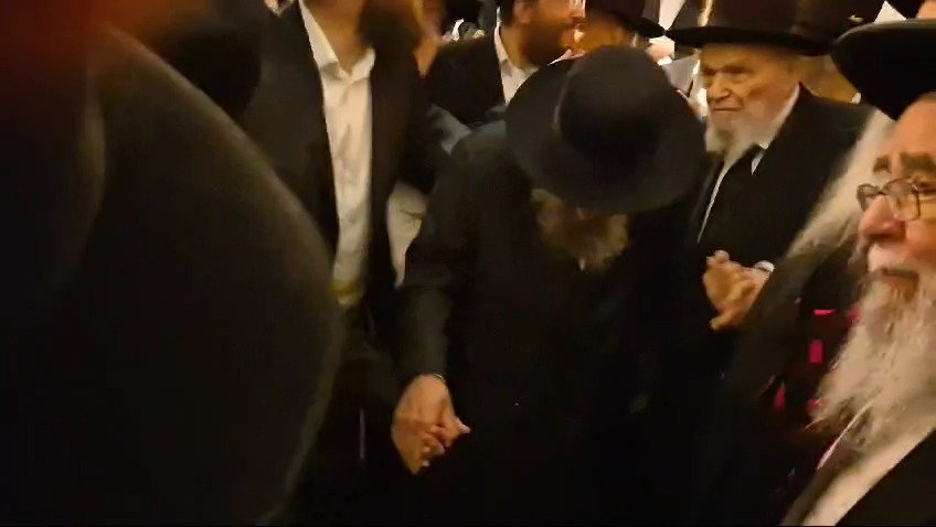 ראשי הישיבות נכנסים לדינר המרכזי שלובי זרוע