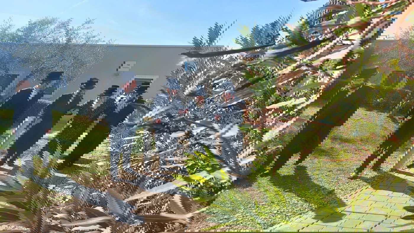 מלווה את האדמו"ר באחד הועידות של ה'איגוד' בחו"ל