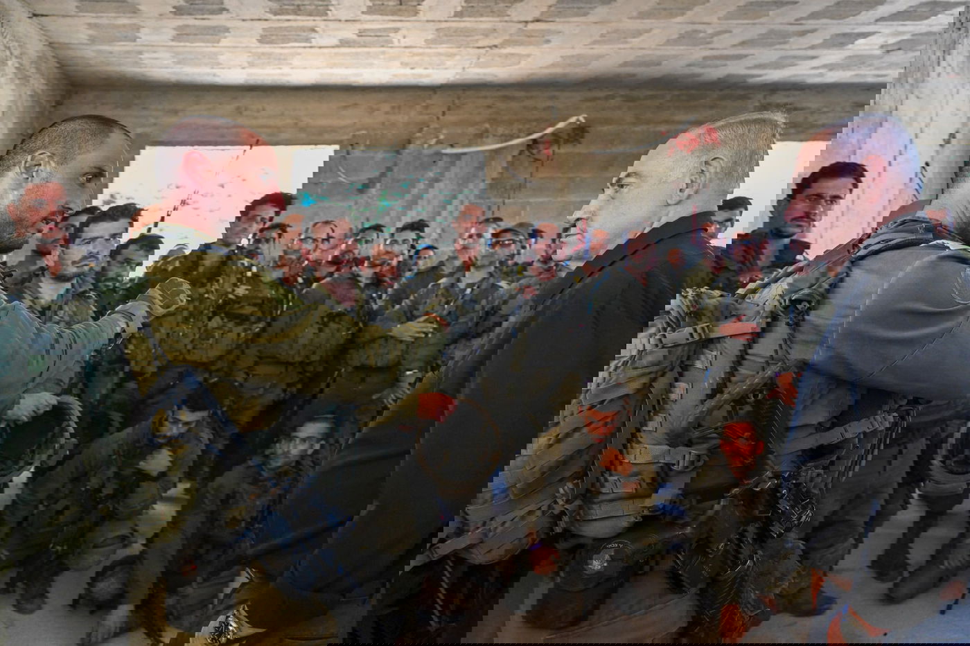 נתניהו עם לוחמי המילואים בצפון (למצולמים אין קשר לכתבה)