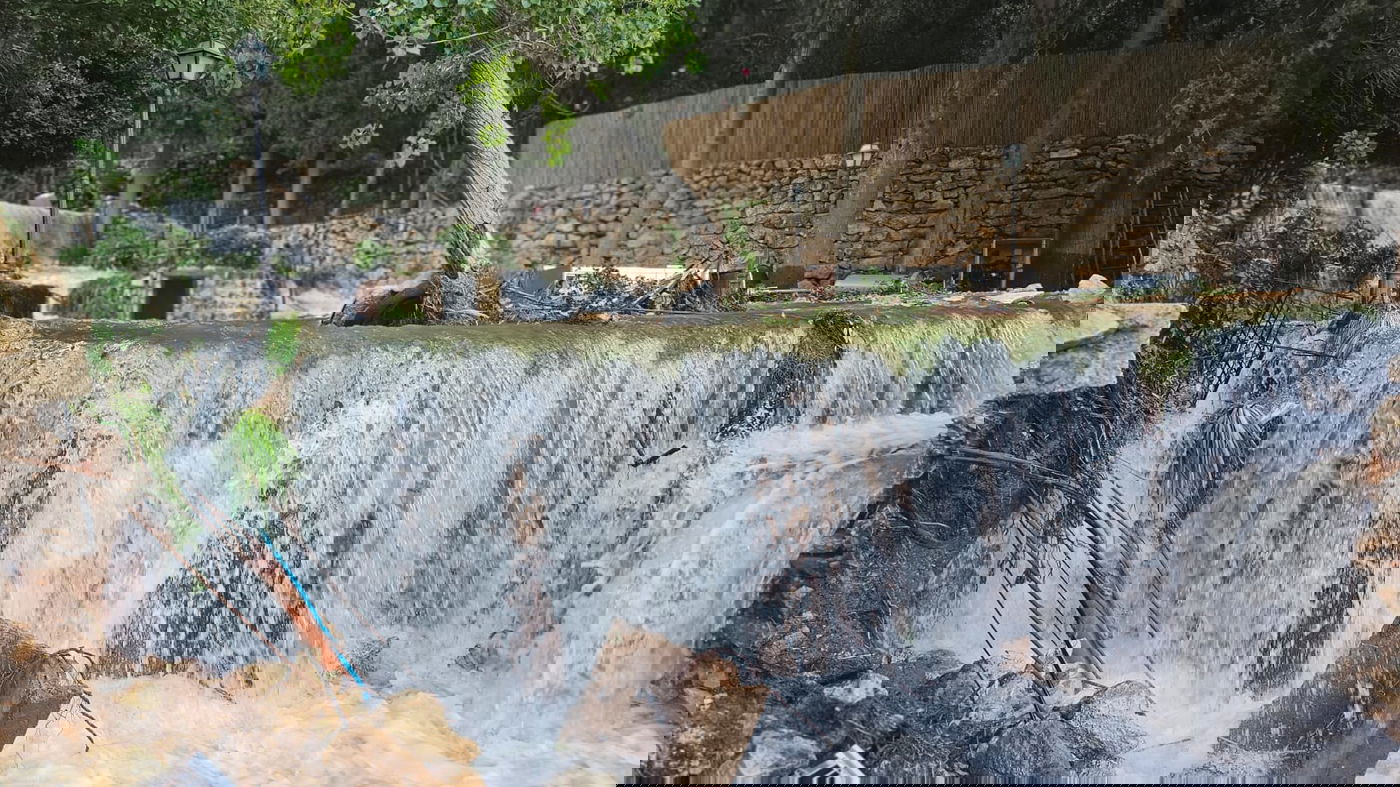 צינור התפוצץ והוביל להצפת שכונה: לוחמי אש חילצו לכודים מהבתים