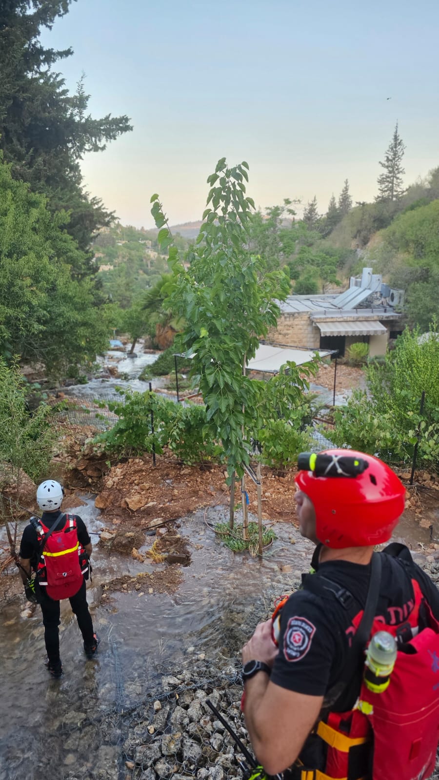 צינור התפוצץ והוביל להצפת שכונה: לוחמי אש חילצו לכודים מהבתים