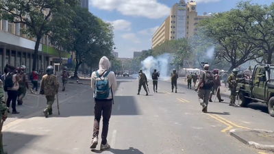 תיעוד מקניה: המשטרה ירתה על מפגינים באש חיה; 5 נהרגו