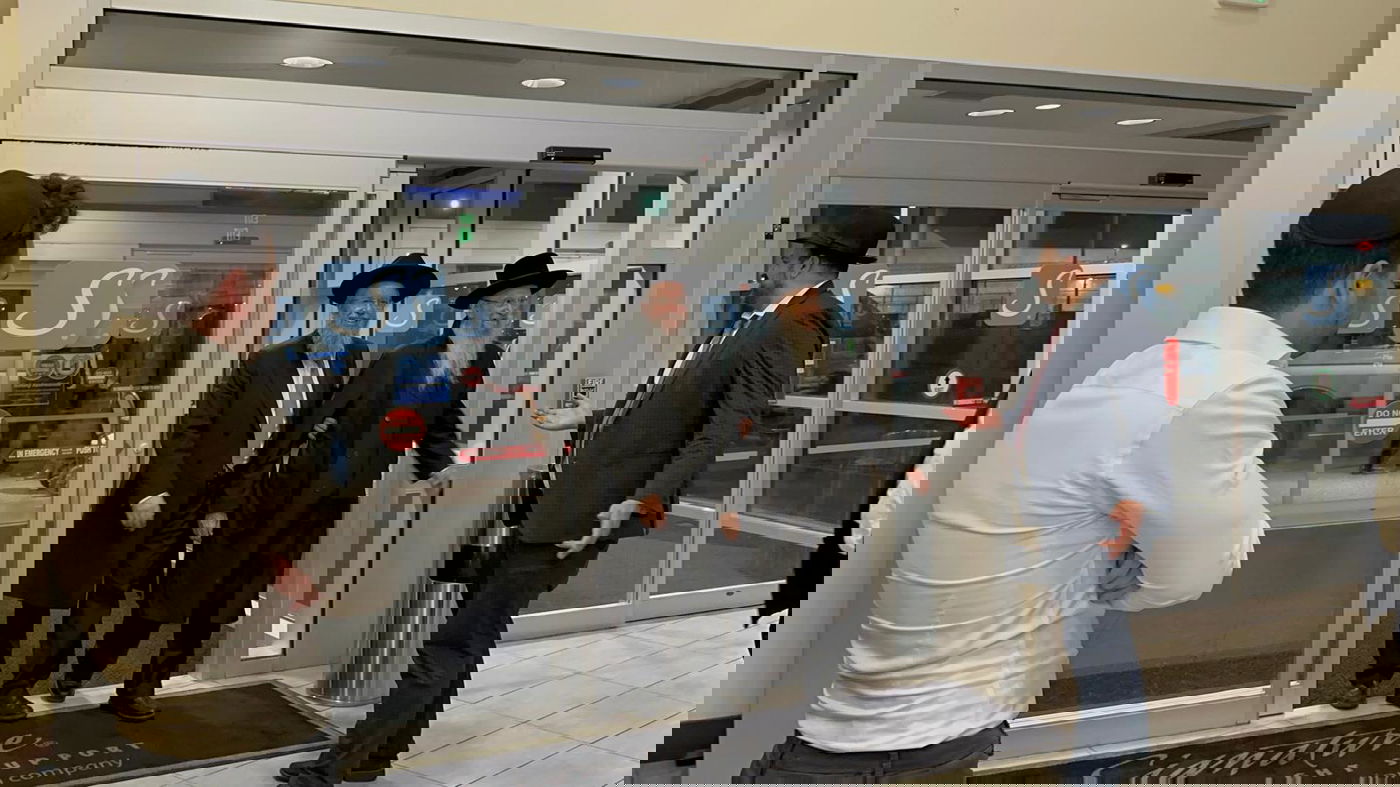 תיעוד בלעדי ל'כיכר': גדולי ישראל חוזרים מקנדה לארה"ב