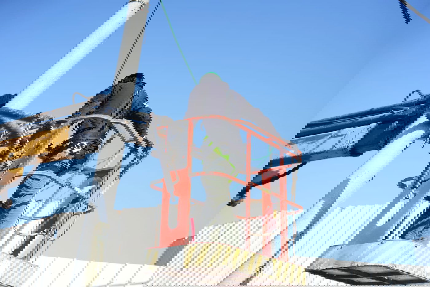 הבלשים פשטו על המתחם ביפו ופירקו את המצלמות | תיעוד