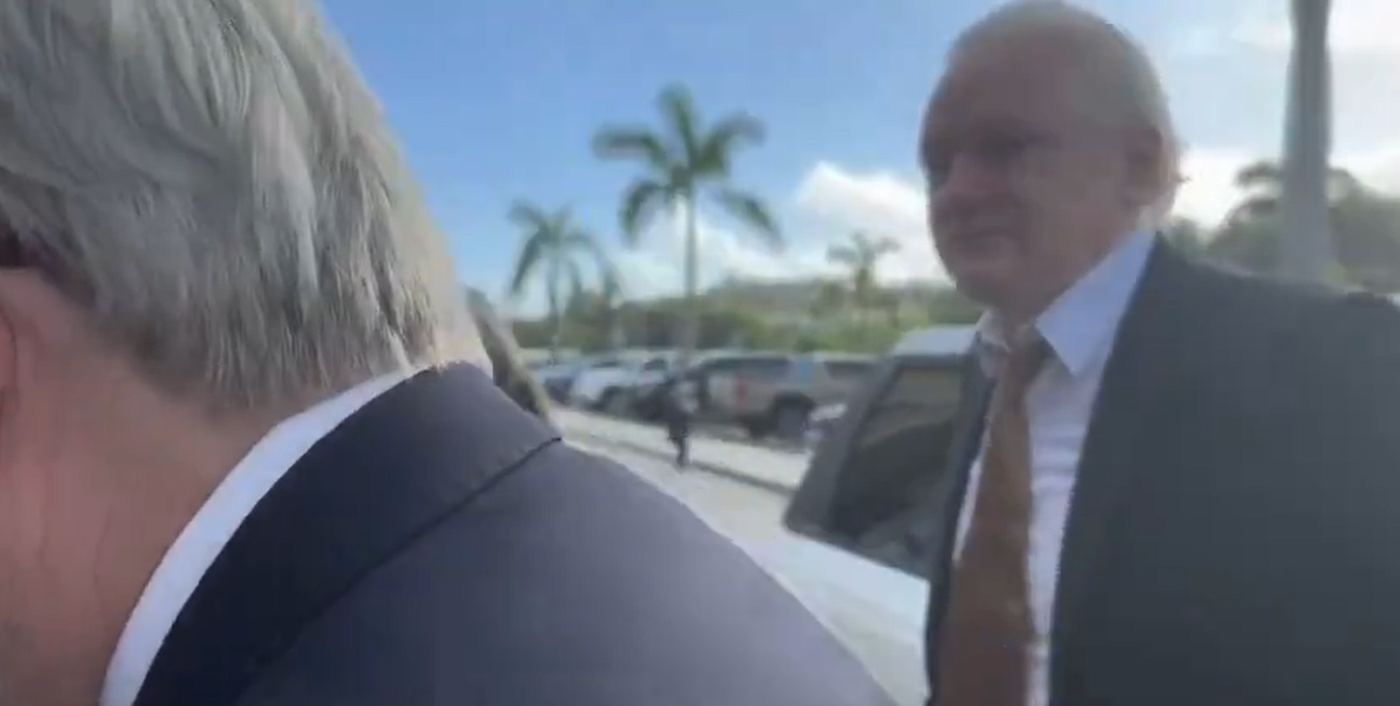 אסאנג' בכניסה לבית המשפט, הבוקר