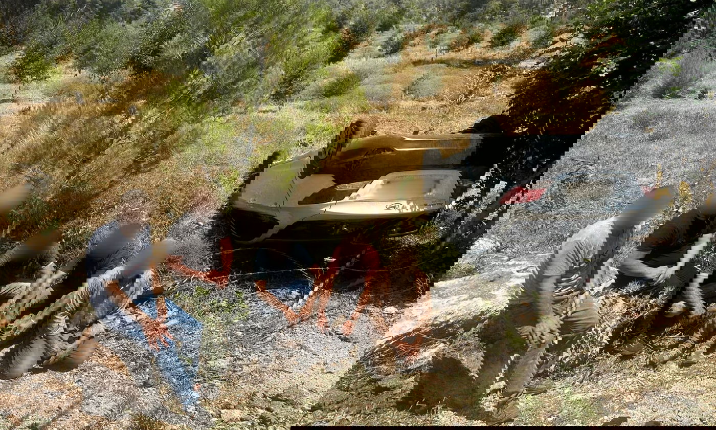 רכב חשוד עם שב"חים ברח בפראות מהשוטרים - והתהפך