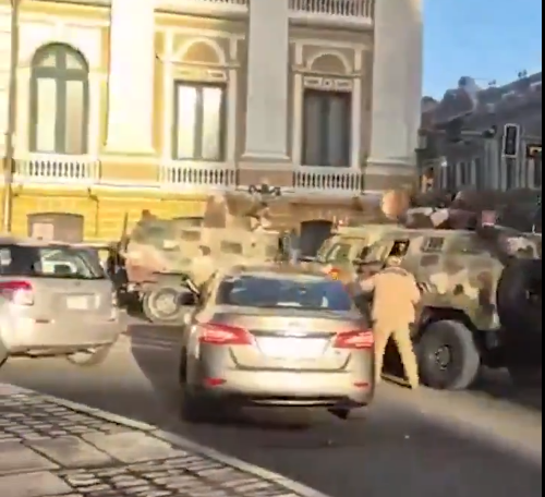 רכבים משוריינים של הצבא סמוך לארמון הנשיאות בבוליביה