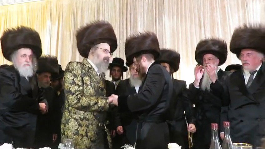 האדמו"ר מסאדיגורה בריקוד עם האדמו"ר מוויזשניץ לונדון
