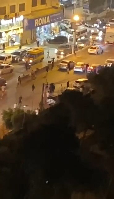 מיידים אבנים לעבר הרכב בו היהודי שוהה