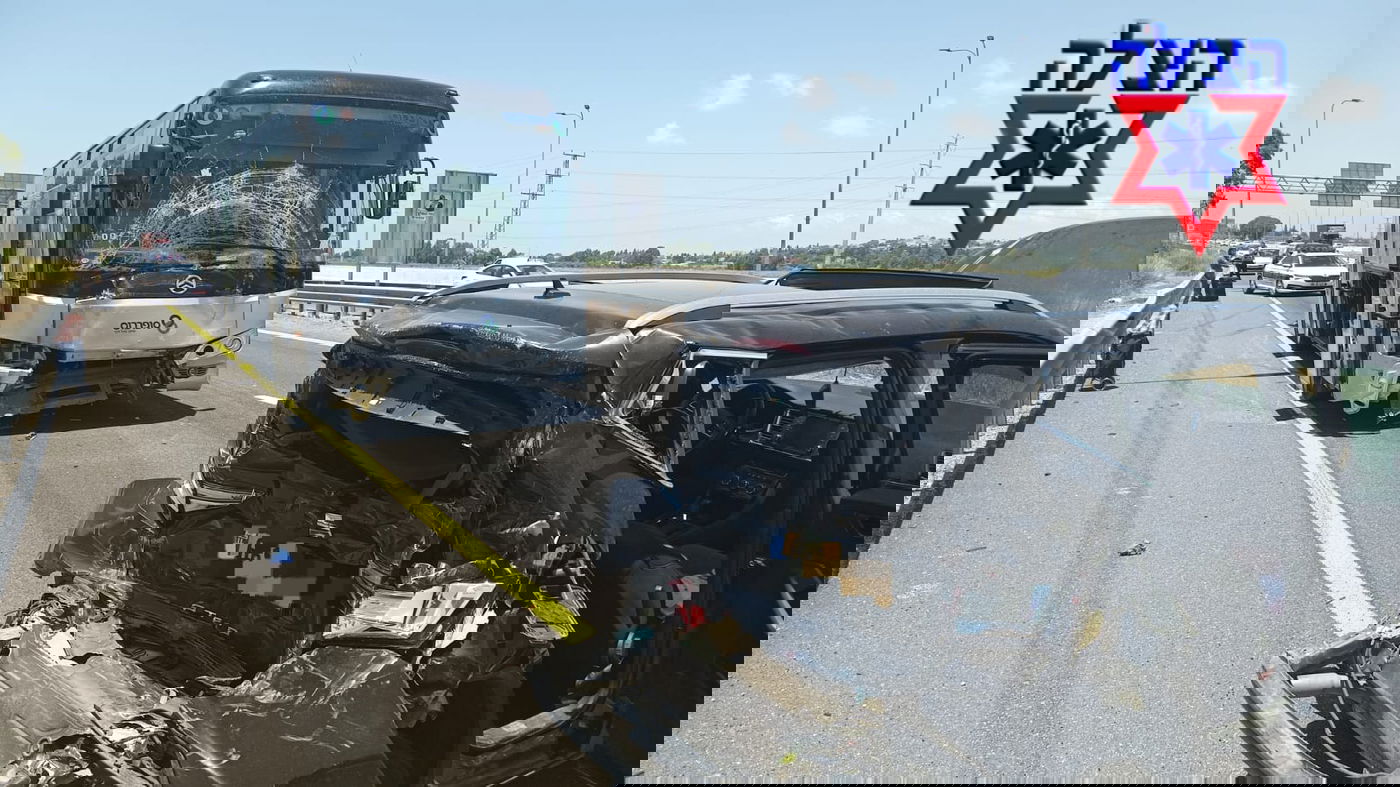 אוטובוס התנגש בעוצמה ברכב; 14 פצועים פונו לבתי חולים