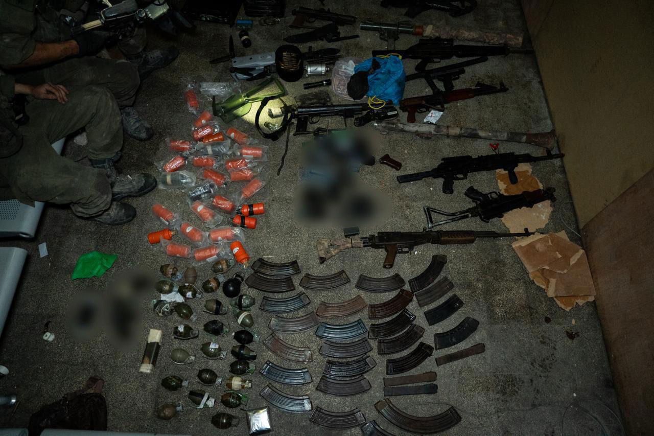 אמצעי הלחימה שאותרו בבית הספר על ידי גדוד רותם