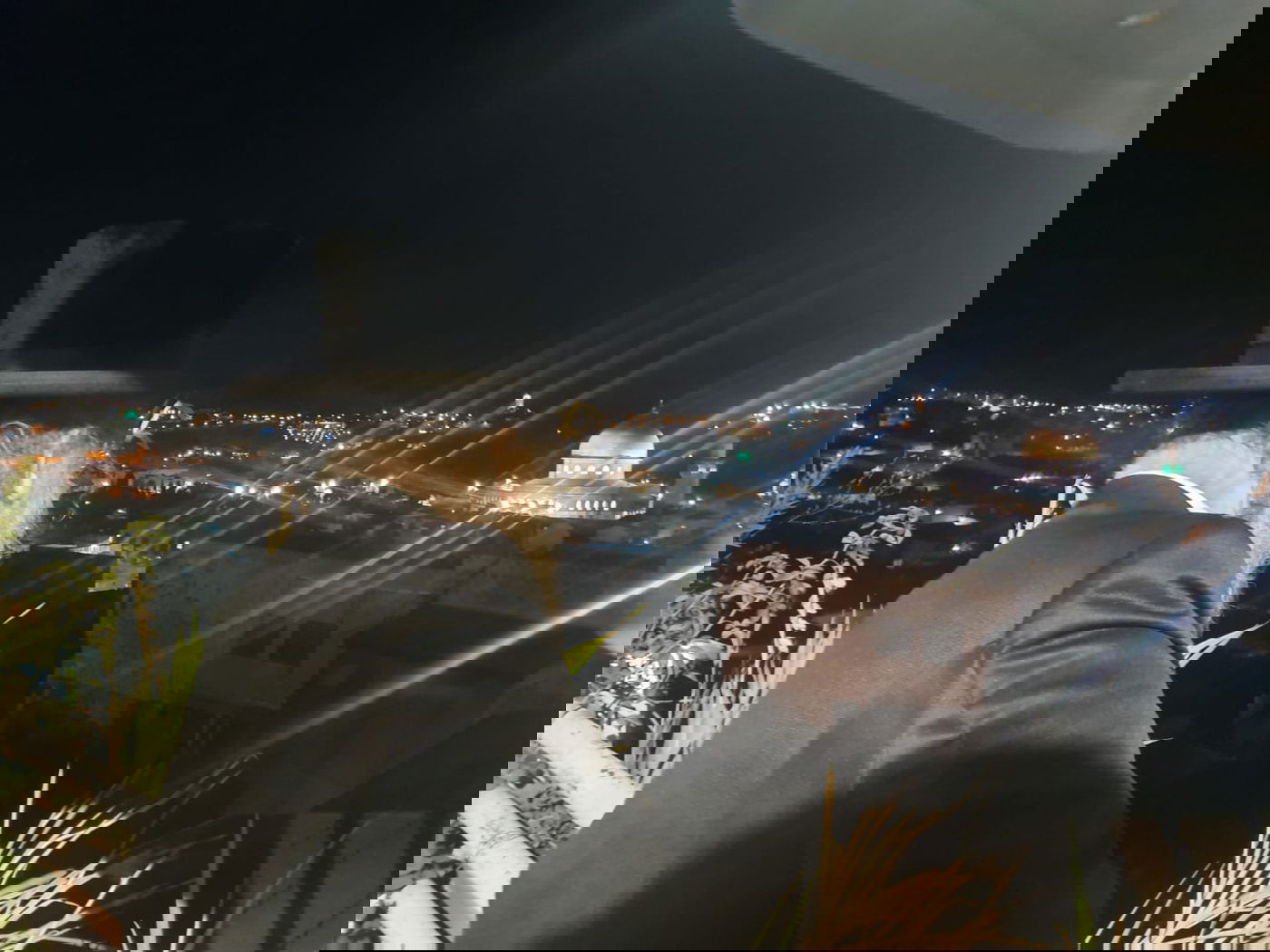 צופה אל עבר שריד בית מקדשנו