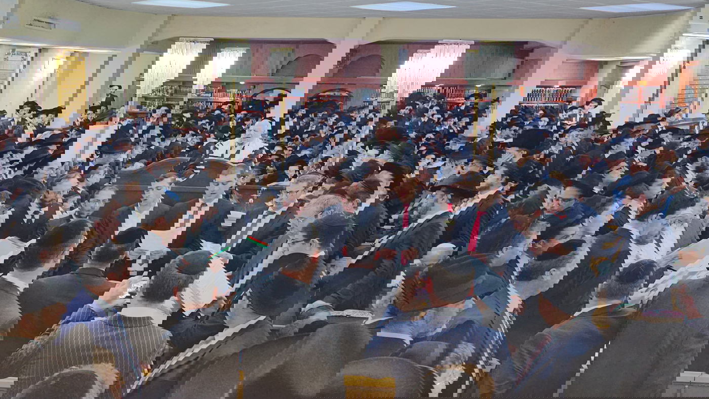 החזן יצחק מאיר הלפגוט בביהכ"נ "מגדל" בבית וגן