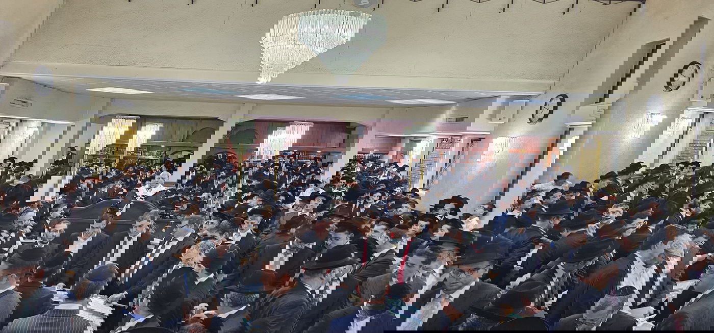 החזן יצחק מאיר הלפגוט בביהכ"נ "מגדל" בבית וגן