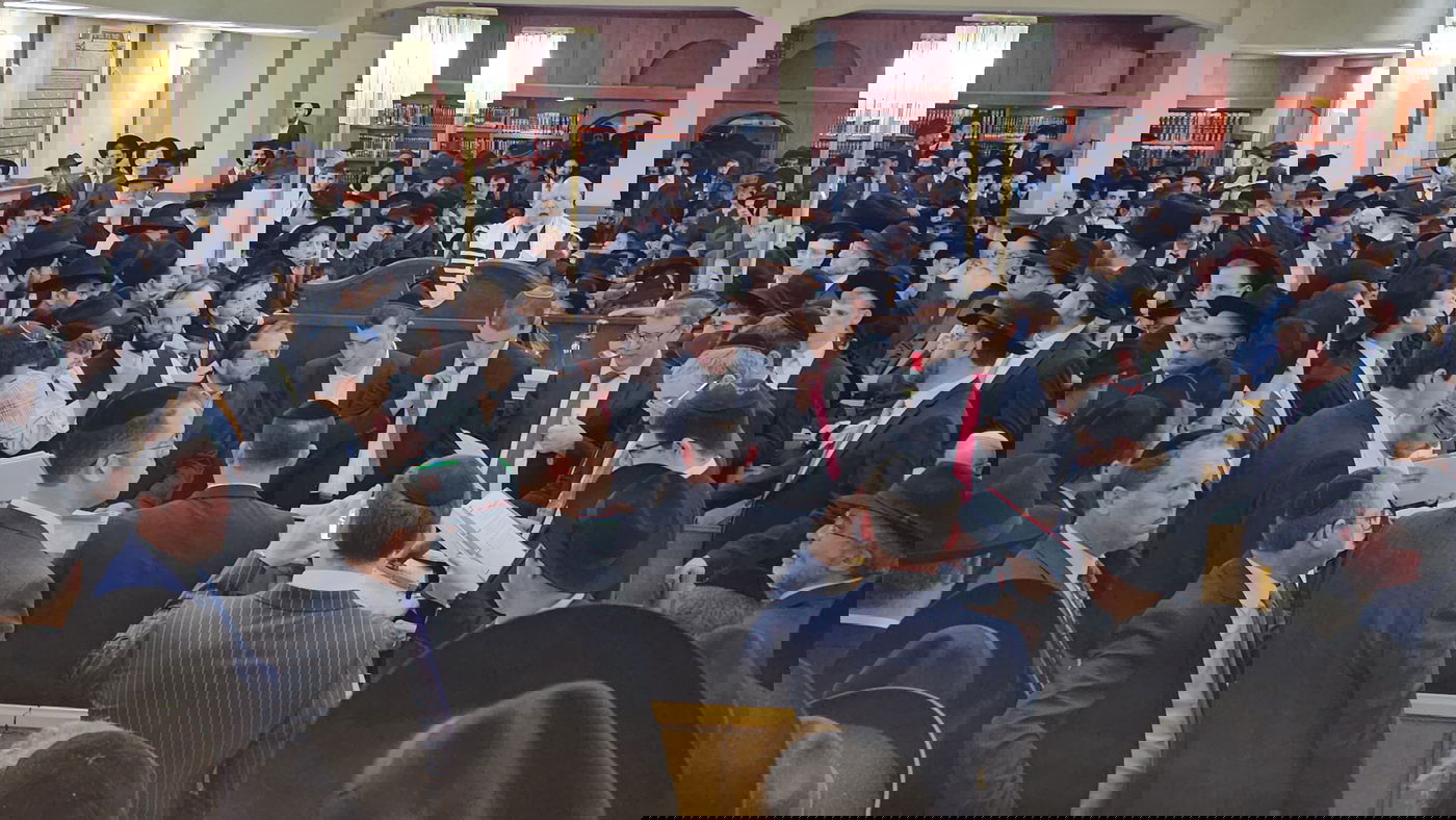 החזן יצחק מאיר הלפגוט בביהכ"נ "מגדל" בבית וגן