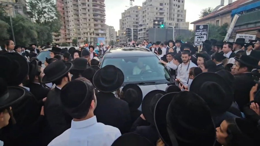 משתתפי עצרת הענק בירושלים תוקפים את רכבו של השר יצחק גולדקנופף
