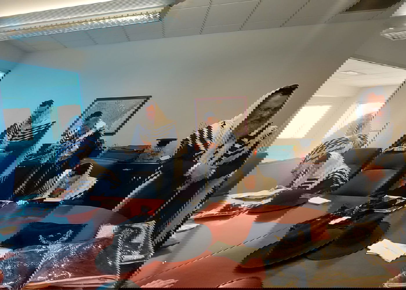 הגאון ר' דב לנדו יחד עם המשגיח הגר"ד סגל בתפילת שחרית בשדה התעופה בארה"ב