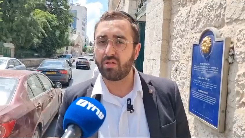 כותב השורות ביציאה מהקלפי ביום ראשון 