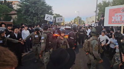 עצרת הענק בירושלים: המונים החלו לצעוד מכיכר השבת לשרי ישראל | גולדקנופף הותקף