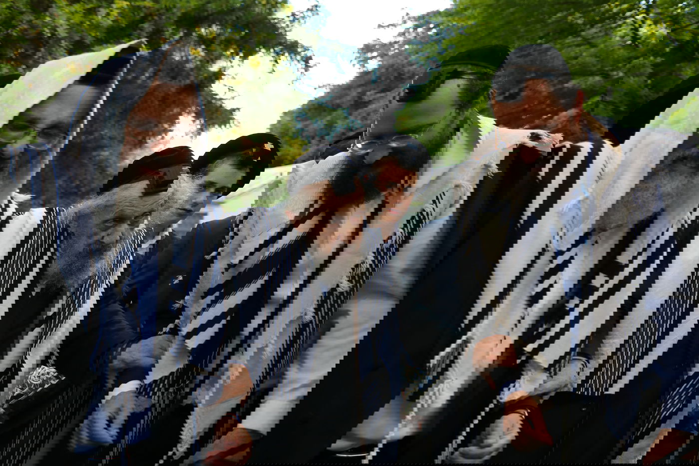 בחזור מתפילת שחרית במונסי