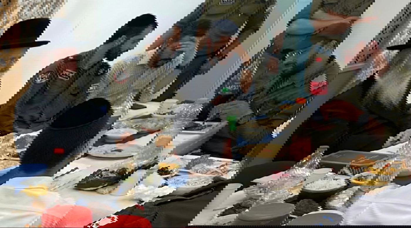 הגרי"ד גרוסמן בביקור חיזוק בבסיס חיל האוויר 