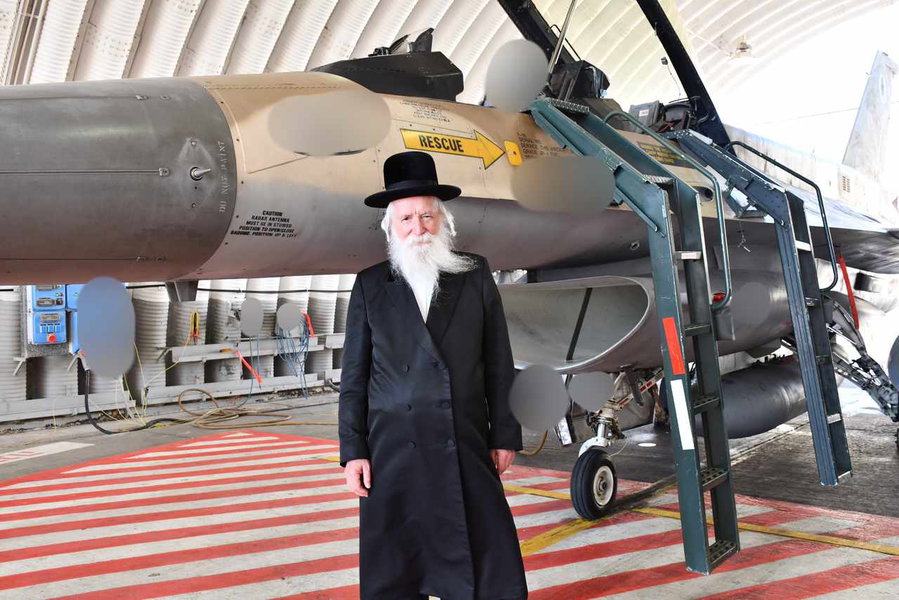 הגרי"ד גרוסמן בביקור חיזוק בבסיס חיל האוויר