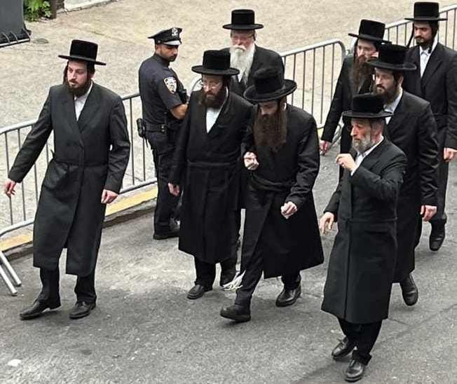 האחים מקאסוב במסע ההלווייה