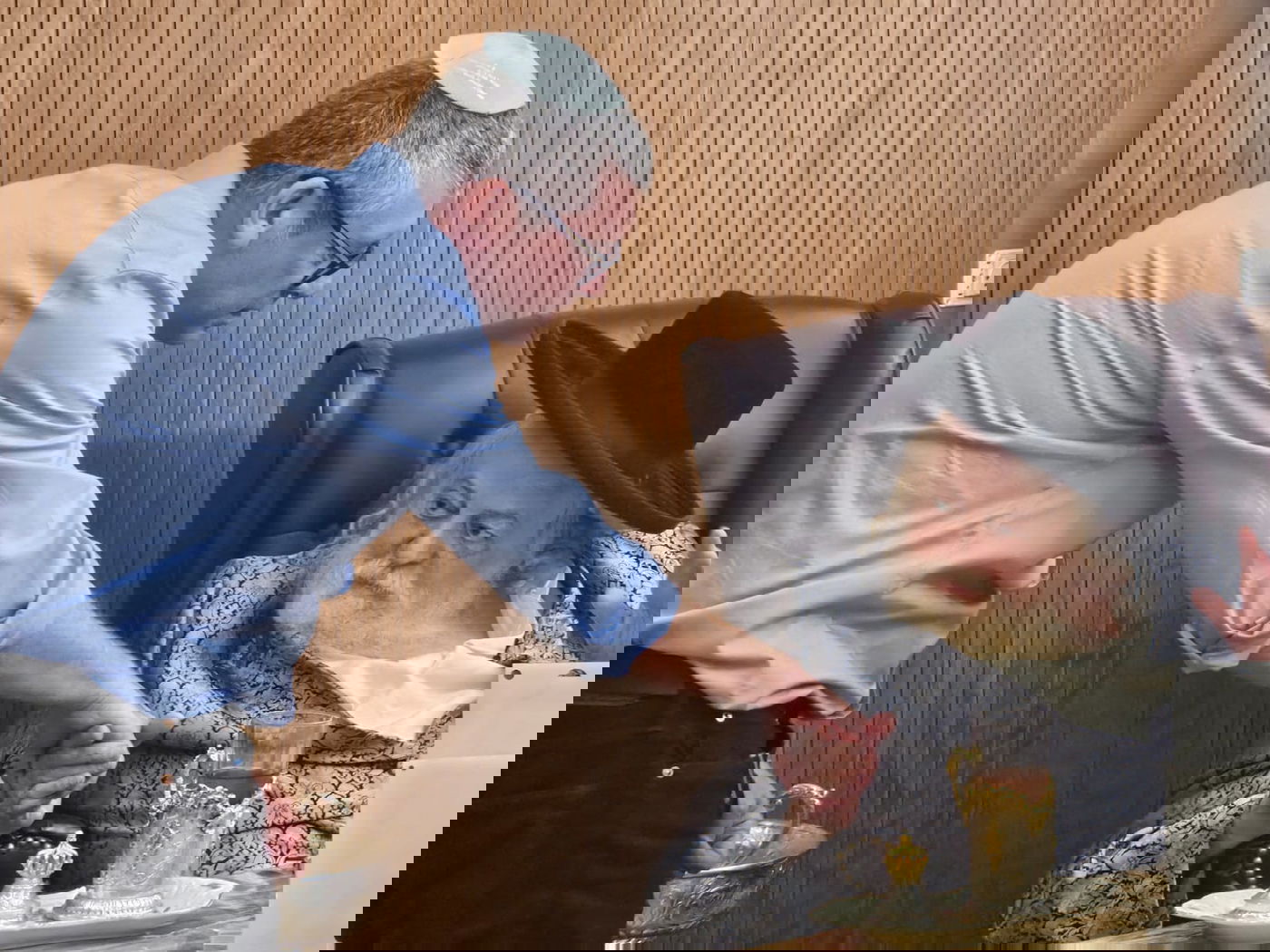   מר ליאור שטרסברג אצל האדמו"ר: "אנו מחויבים לדאוג לרווחתם ולכבודם של הורינו, במיוחד בשנות הזקנה, כאשר הם זקוקים לעזרה ותמיכה"