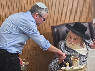   מר ליאור שטרסברג אצל האדמו"ר: "אנו מחויבים לדאוג לרווחתם ולכבודם של הורינו, במיוחד בשנות הזקנה, כאשר הם זקוקים לעזרה ותמיכה"