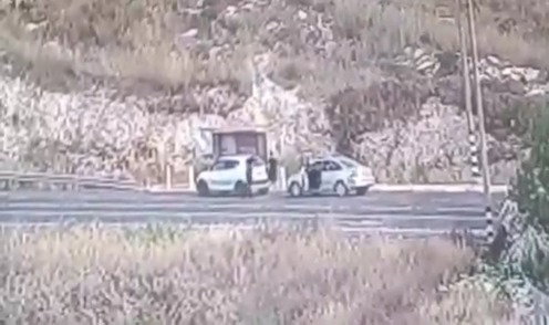 צפו בשוד לאור היום - פלסטיני גונב רכב מישראלית