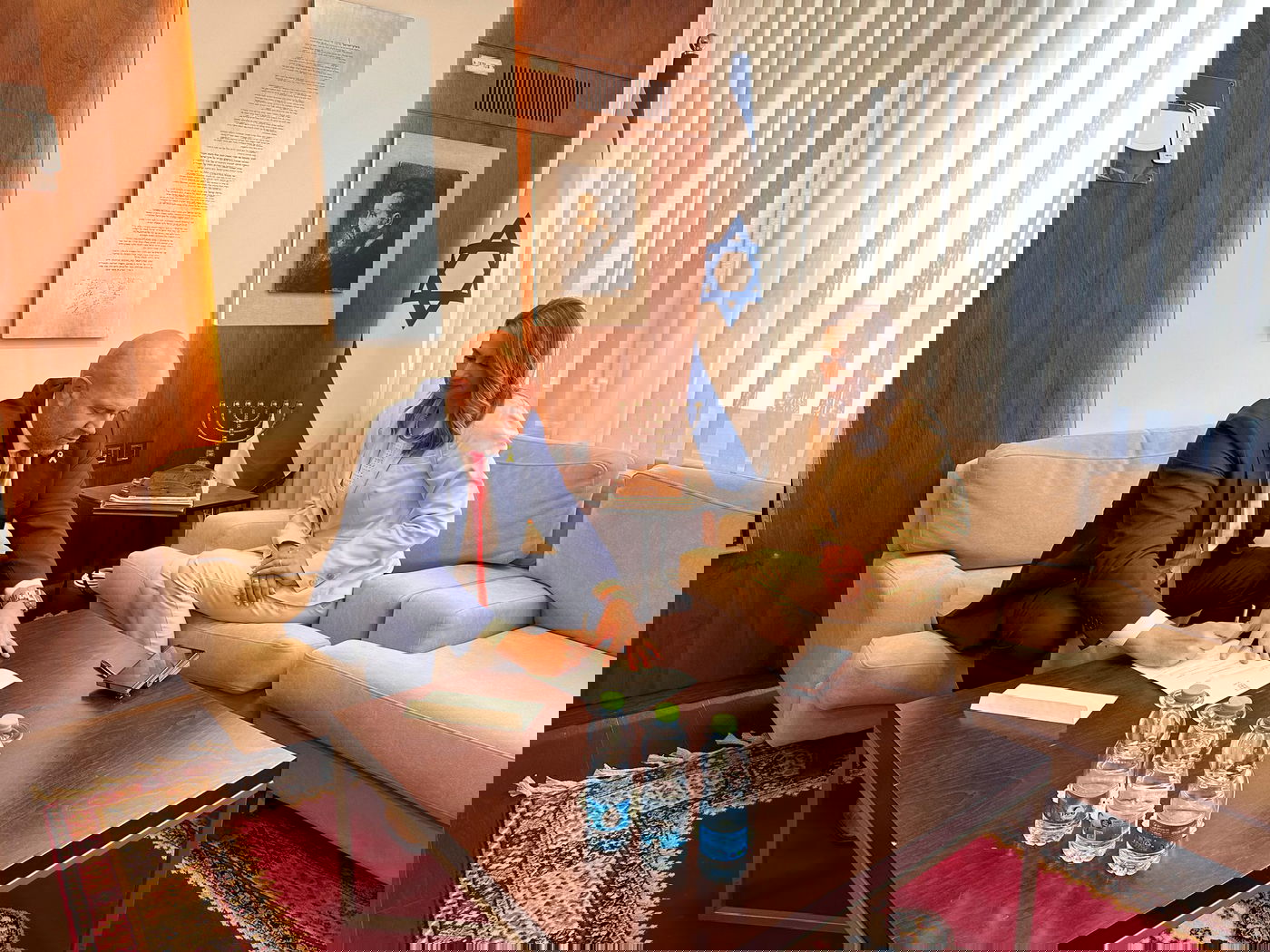 חותמת על המכתב