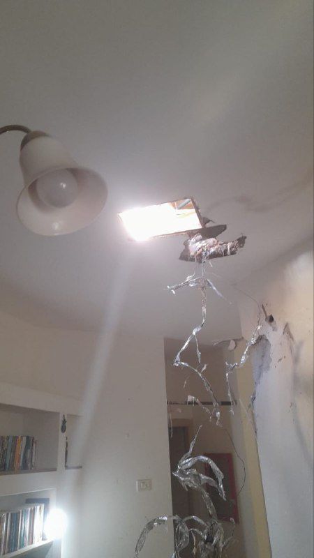 הרס רב בדירה בעוטף עזה כתוצאה מהפגיעה הישירה