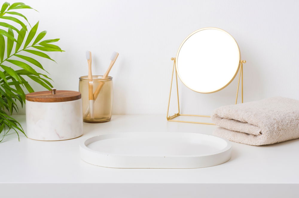 כלי אחסון דקורטיביים לפריטים קטנים בחדר רחצה