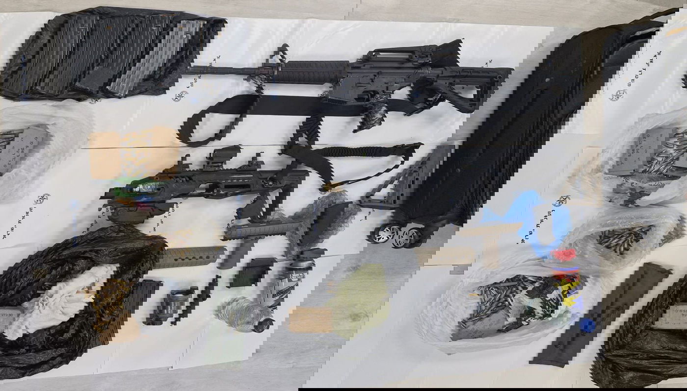 המשטרה פשטה על הבית | בני המשפחה הצטלמו עם M-16 