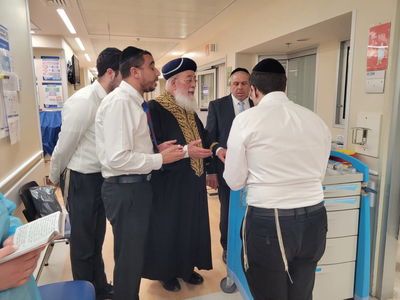 הראשל"צ הגר"ש עמאר נשא תפילה בחדרו של הגר"י דרעי