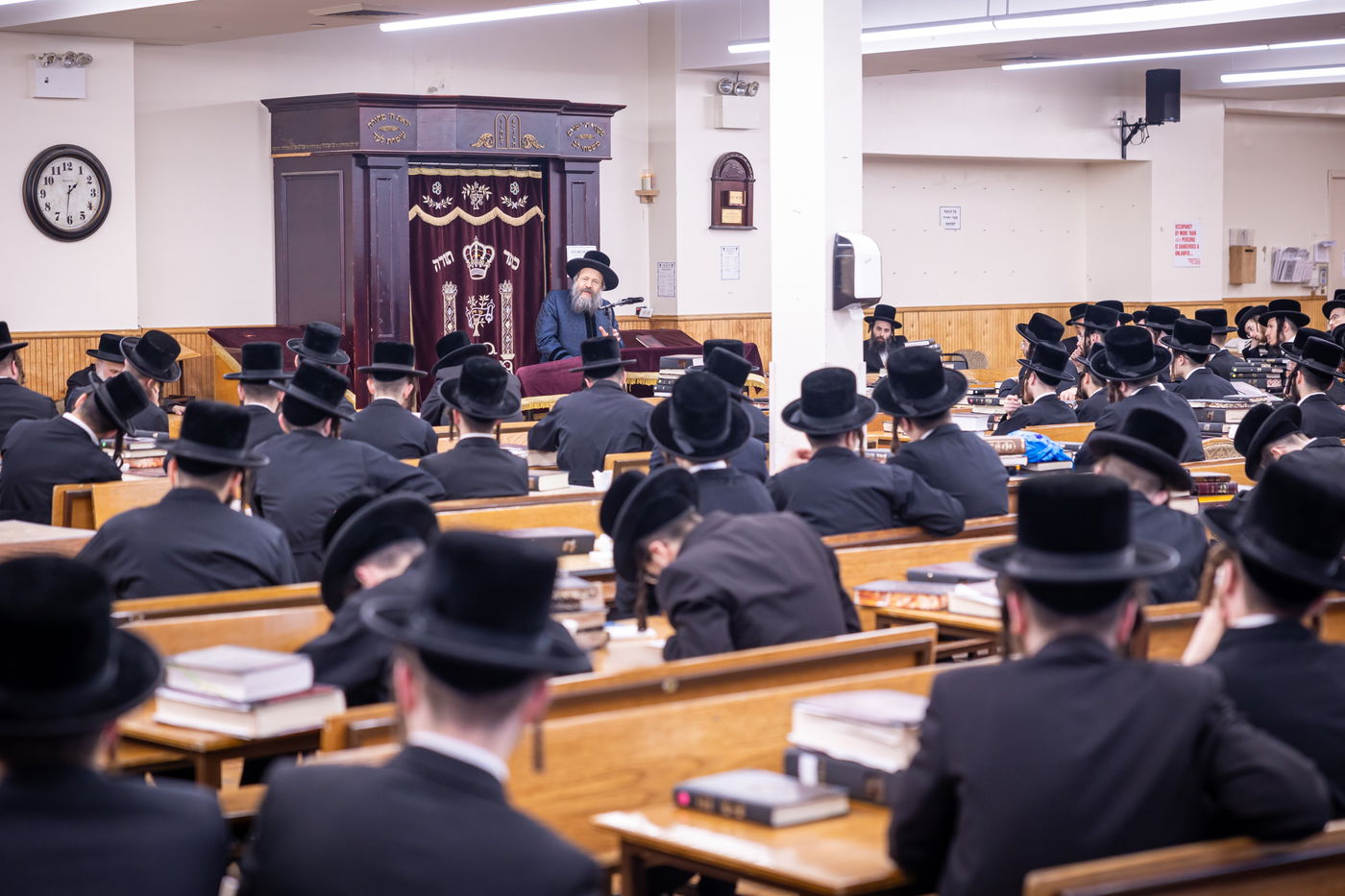 האדמו"ר מבאבוב 45 בהיכל המתיבתא