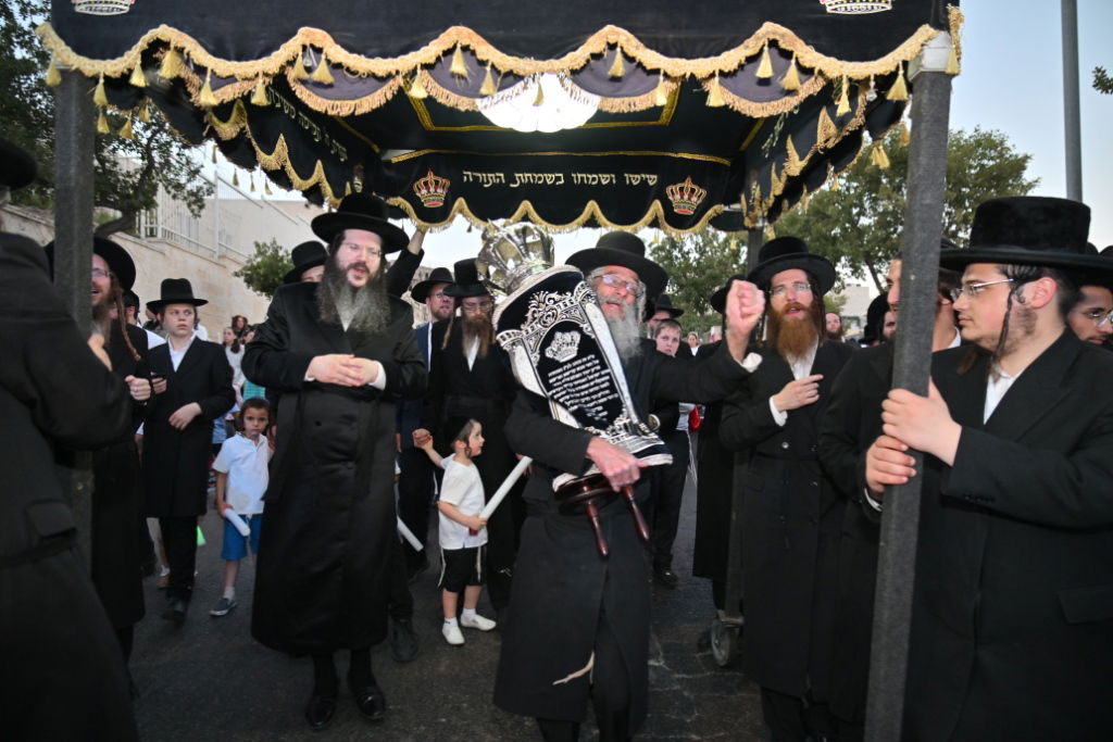 הכנסת ספר תורה לביהמ"ד 'נחלת דן' בביתר