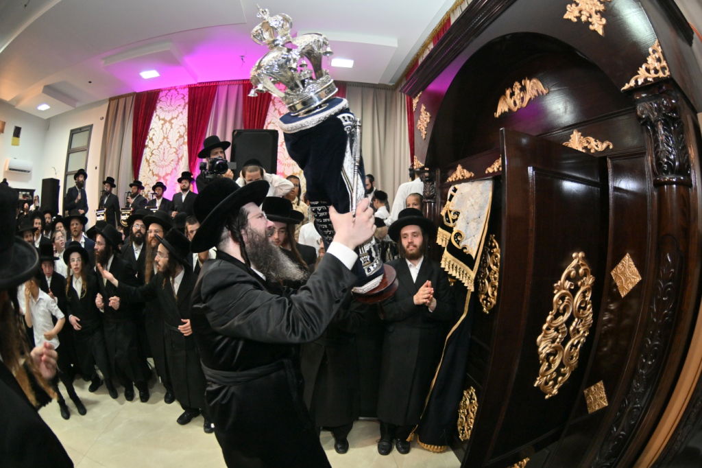 הכנסת ספר תורה לביהמ"ד 'נחלת דן' בביתר