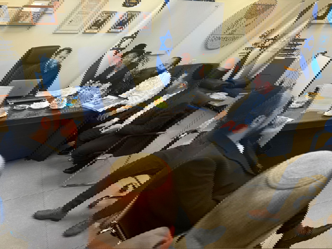 פגישת סגן השר אצל השר